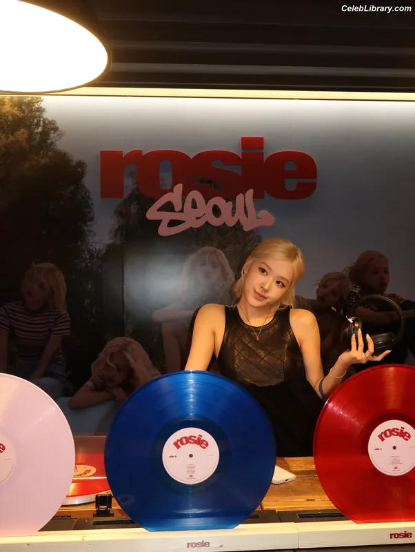 Rosé (BLACKPINK) photo 14 of 4338