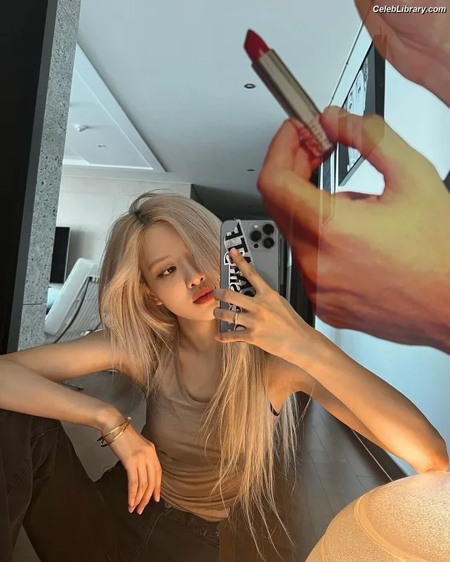 Rosé (BLACKPINK) photo 20 of 4338