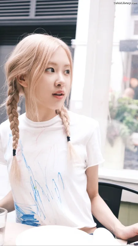 Rosé (BLACKPINK) photo 19 of 4338