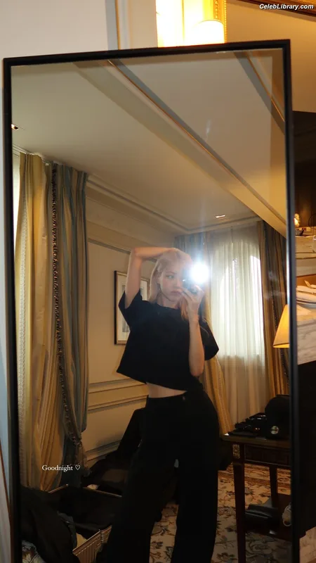 Rosé (BLACKPINK) photo 4 of 4338