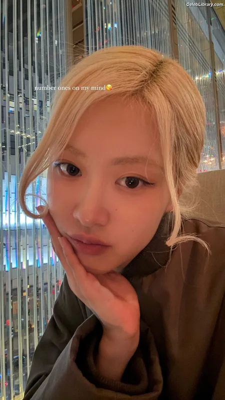 Rosé (BLACKPINK) photo 5 of 4338