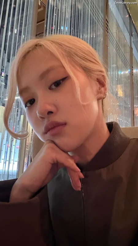 Rosé (BLACKPINK) photo 6 of 4338