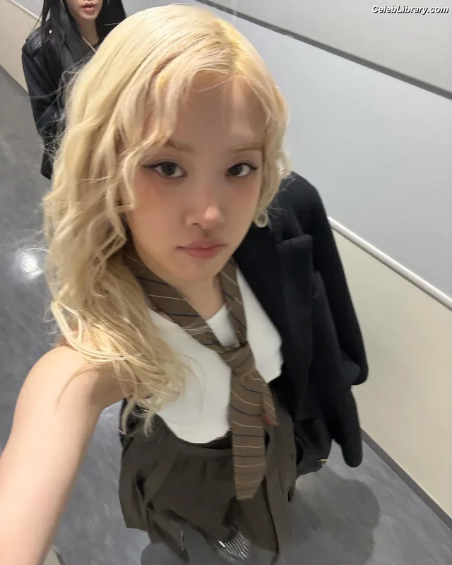Rosé (BLACKPINK) photo 6 of 4338