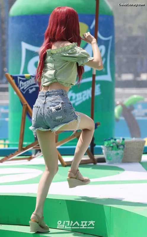 Rosé (BLACKPINK) photo 14 of 4338