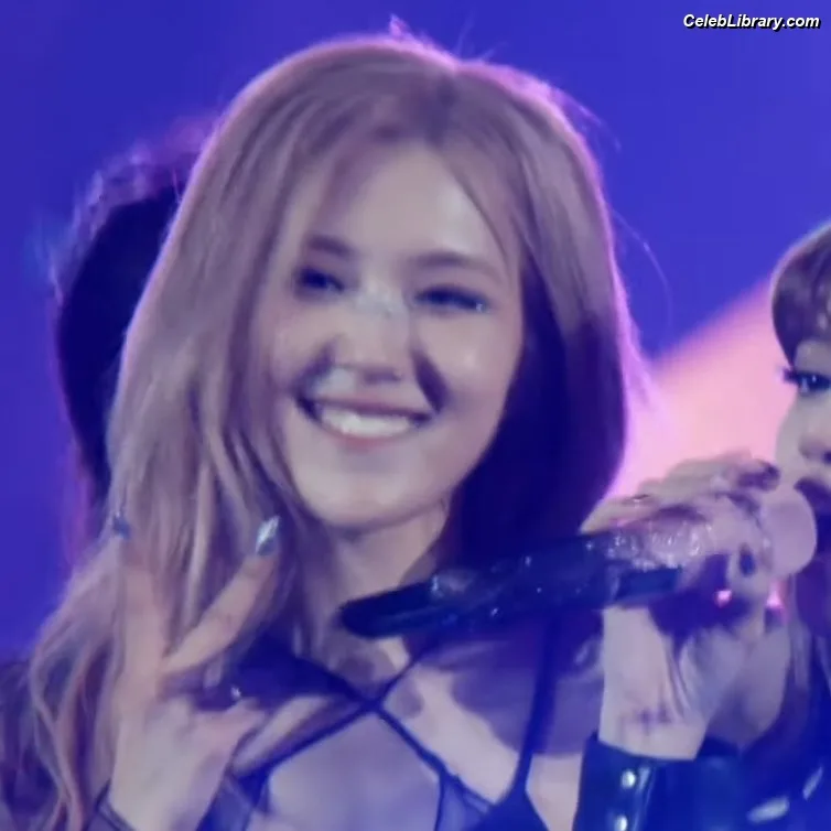 Rosé (BLACKPINK) photo 2 of 4338