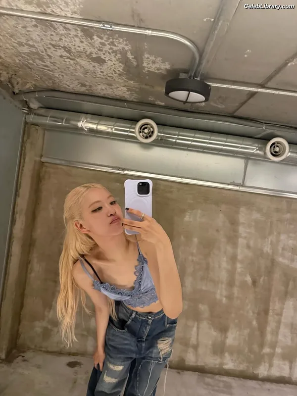 Rosé (BLACKPINK) photo 20 of 4338