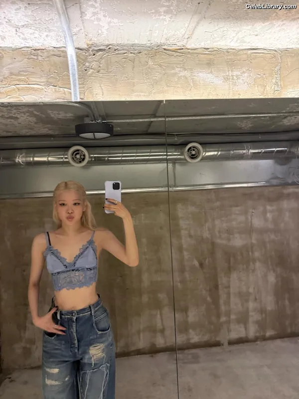 Rosé (BLACKPINK) photo 19 of 4338