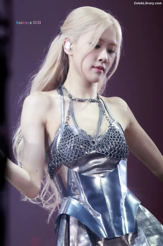 Rosé (BLACKPINK) photo 10 of 4338