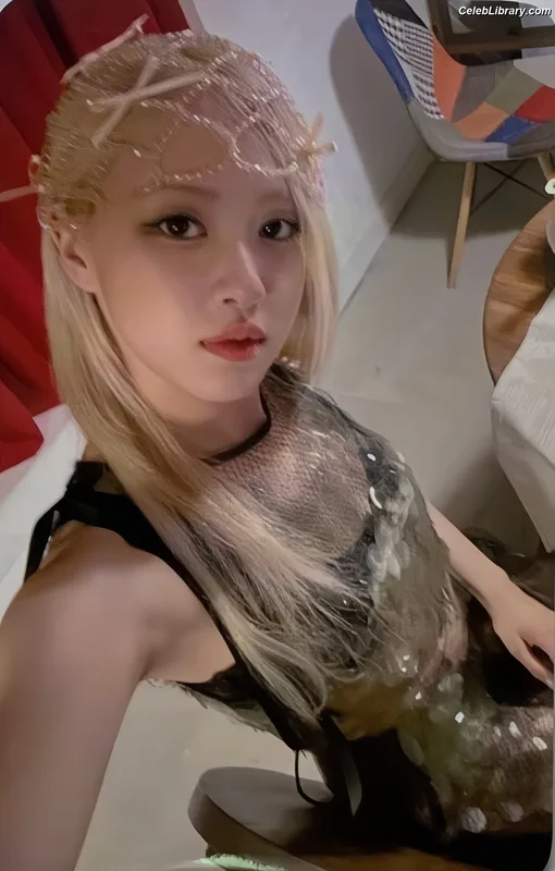Rosé (BLACKPINK) photo 18 of 4338