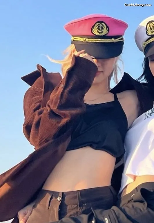 Rosé (BLACKPINK) photo 3 of 4338