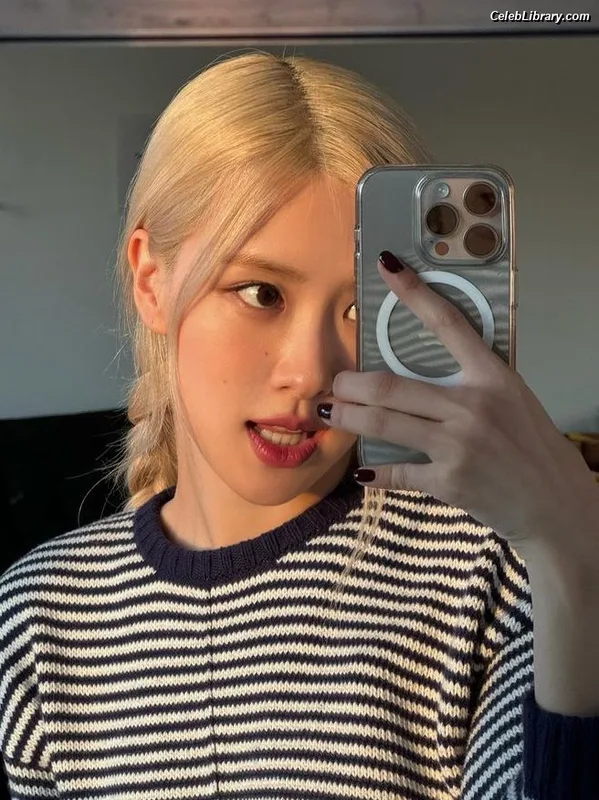 Rosé (BLACKPINK) photo 15 of 4338