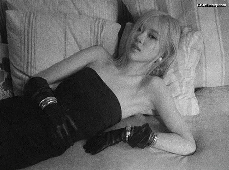 Rosé (BLACKPINK) photo 18 of 4338