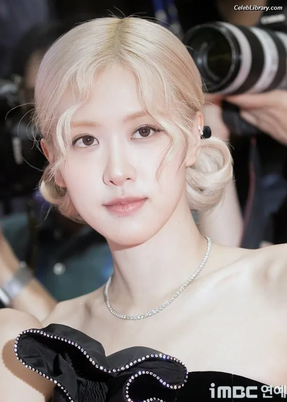 Rosé (BLACKPINK) photo 18 of 4338