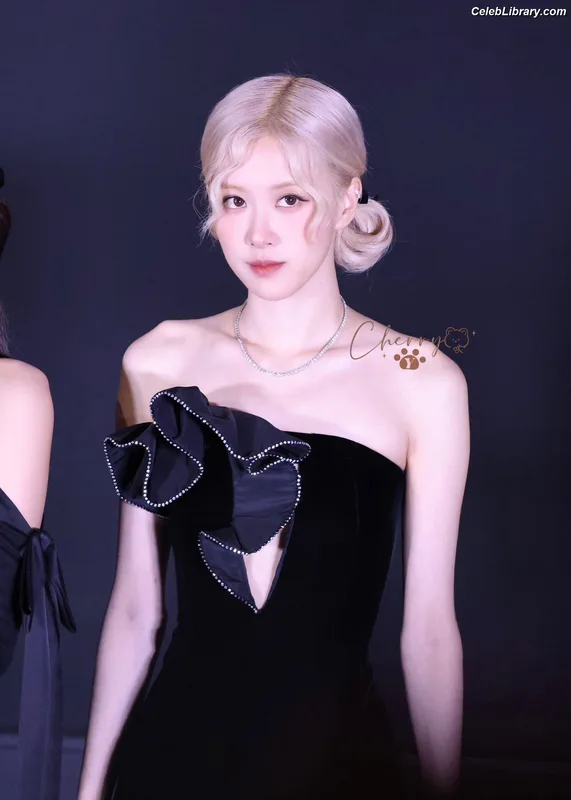 Rosé (BLACKPINK) photo 2 of 4338