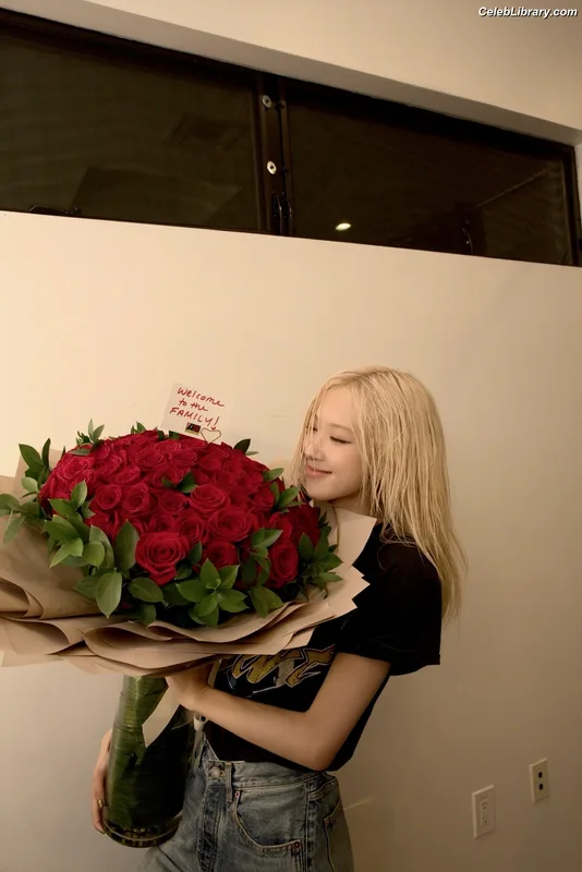 Rosé (BLACKPINK) photo 1 of 4338