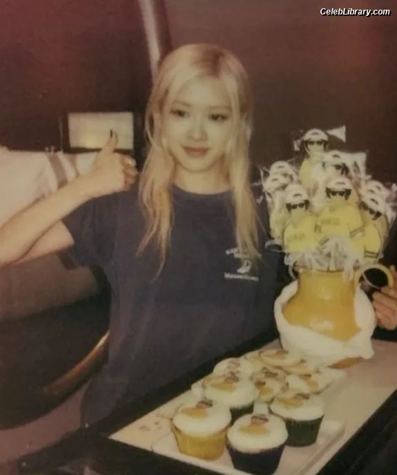 Rosé (BLACKPINK) photo 13 of 4338