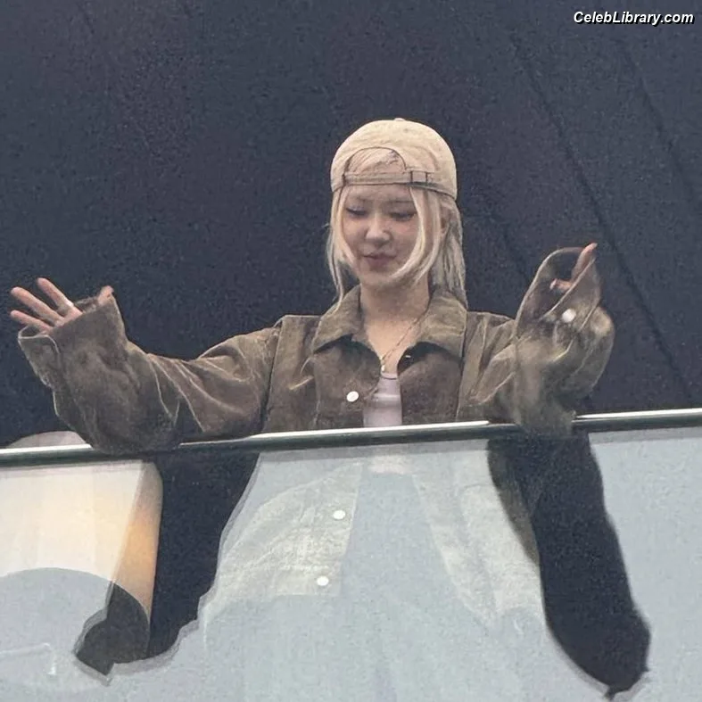 Rosé (BLACKPINK) photo 2 of 4338