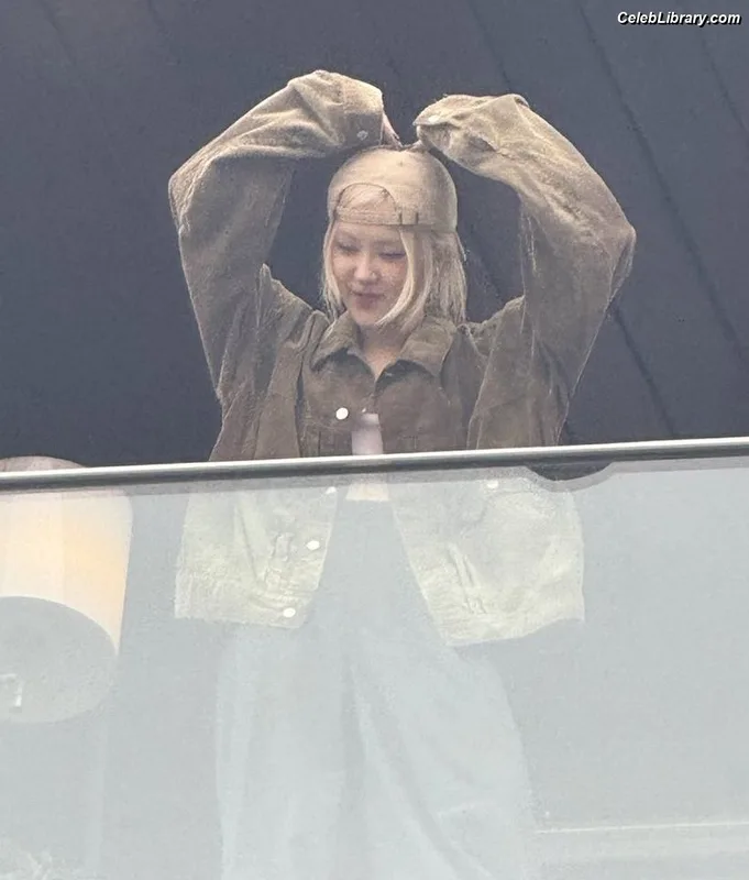 Rosé (BLACKPINK) photo 3 of 4338