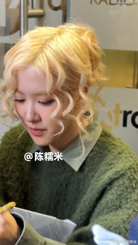 Rosé (BLACKPINK) photo 12 of 4338