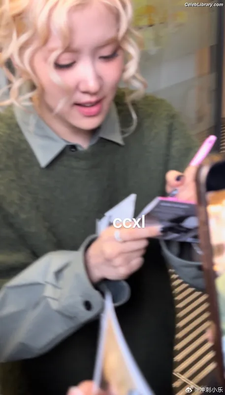 Rosé (BLACKPINK) photo 16 of 4338