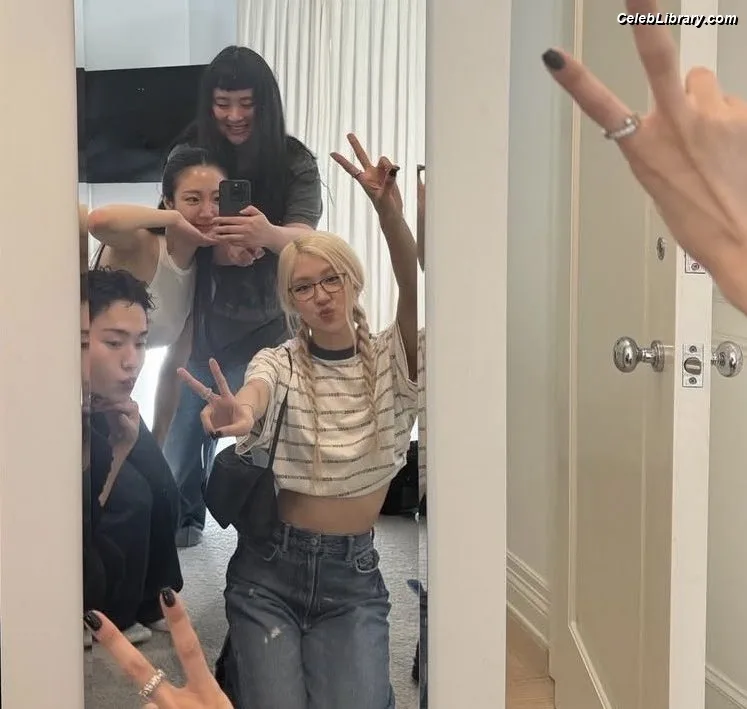 Rosé (BLACKPINK) photo 1 of 4338