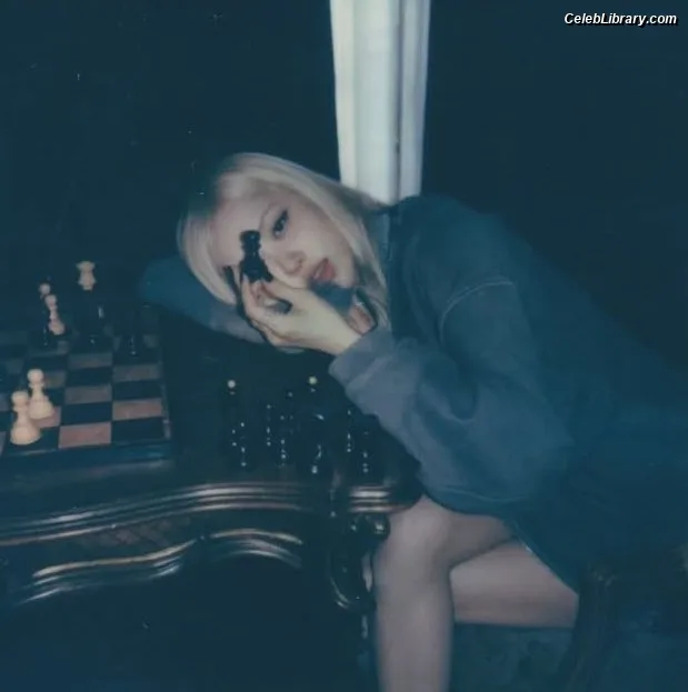 Rosé (BLACKPINK) photo 18 of 4338