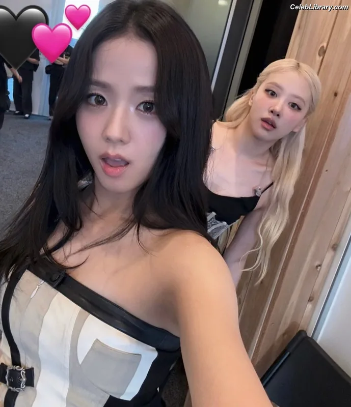 Rosé (BLACKPINK) photo 21 of 4338