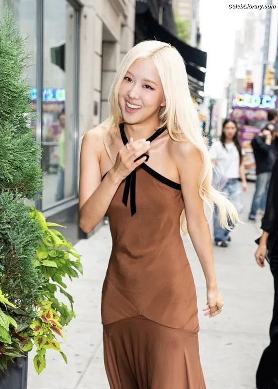 Rosé (BLACKPINK) photo 17 of 4338