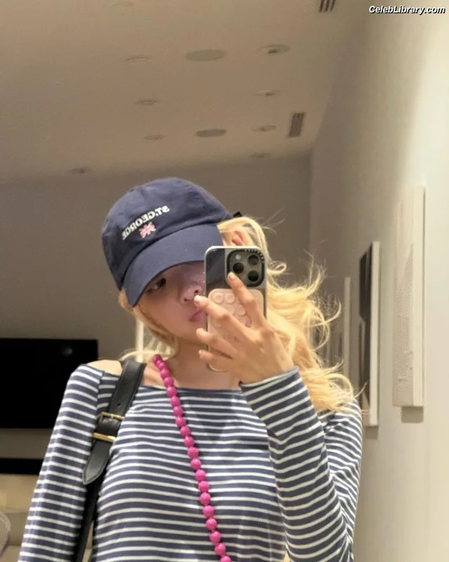 Rosé (BLACKPINK) photo 20 of 4338