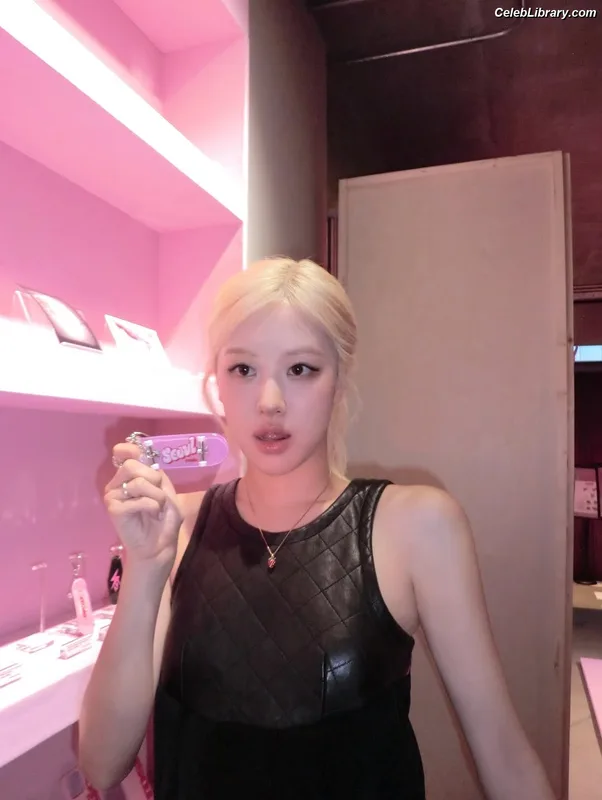 Rosé (BLACKPINK) photo 1 of 4338