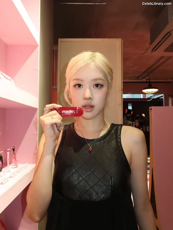 Rosé (BLACKPINK) photo 14 of 4338
