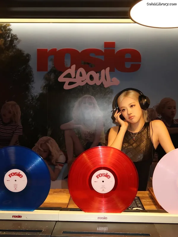 Rosé (BLACKPINK) photo 12 of 4338