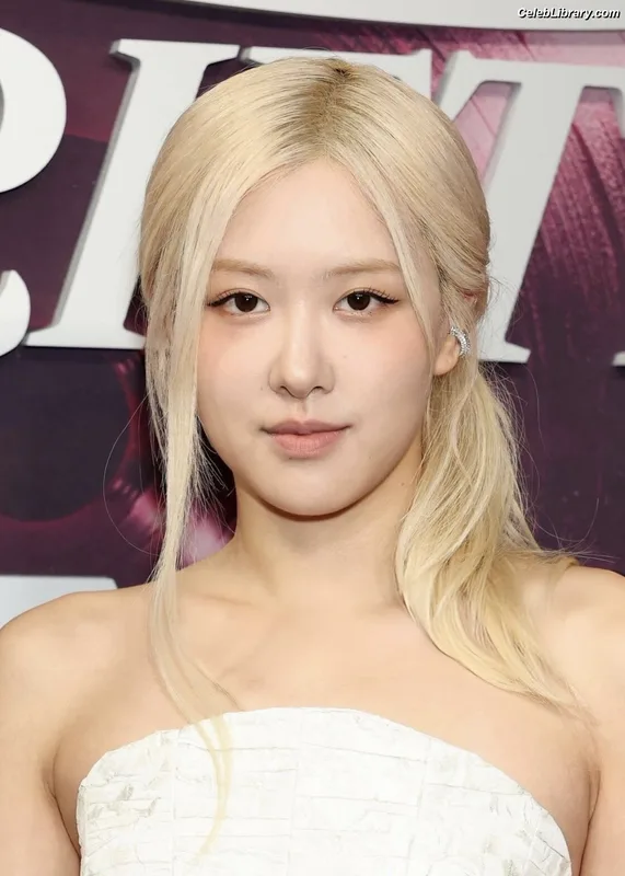 Rosé (BLACKPINK) photo 2 of 4338