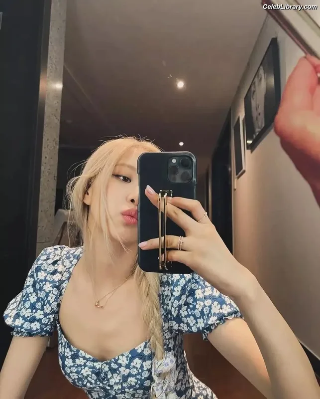 Rosé (BLACKPINK) photo 24 of 4338