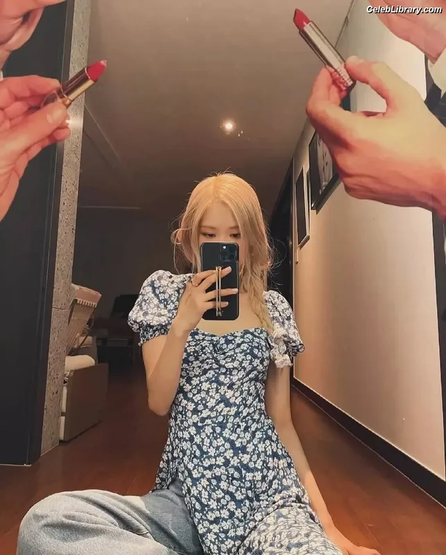 Rosé (BLACKPINK) photo 21 of 4338