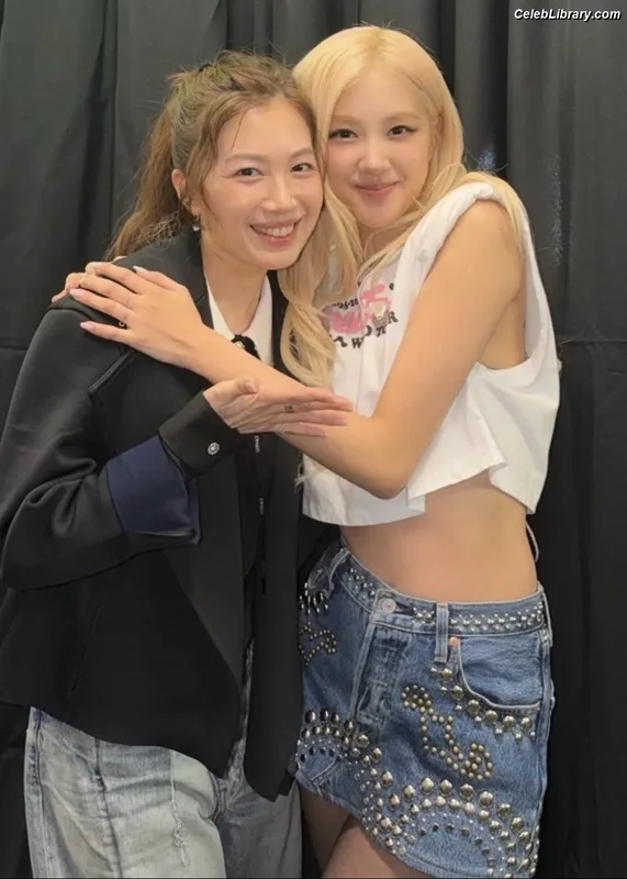Rosé (BLACKPINK) photo 24 of 4338