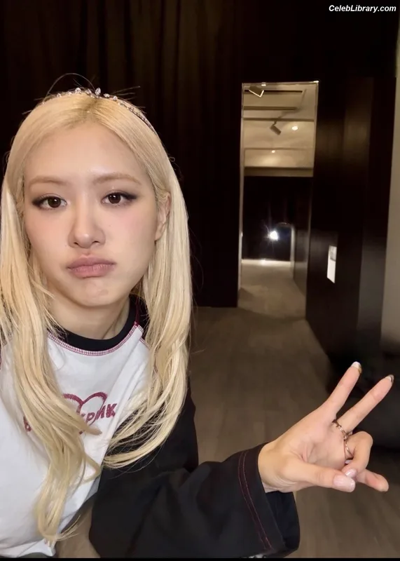 Rosé (BLACKPINK) photo 12 of 4338