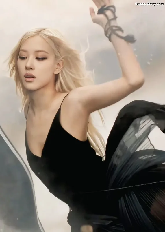 Rosé (BLACKPINK) photo 12 of 4338