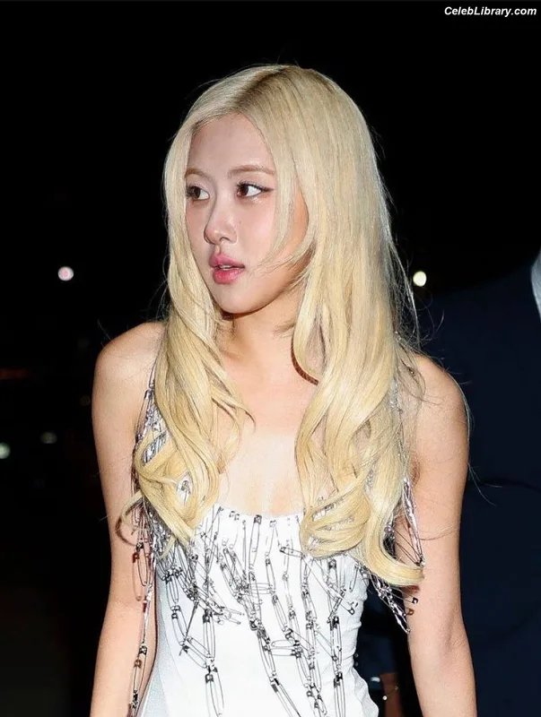 Rosé (BLACKPINK) photo 5 of 4338