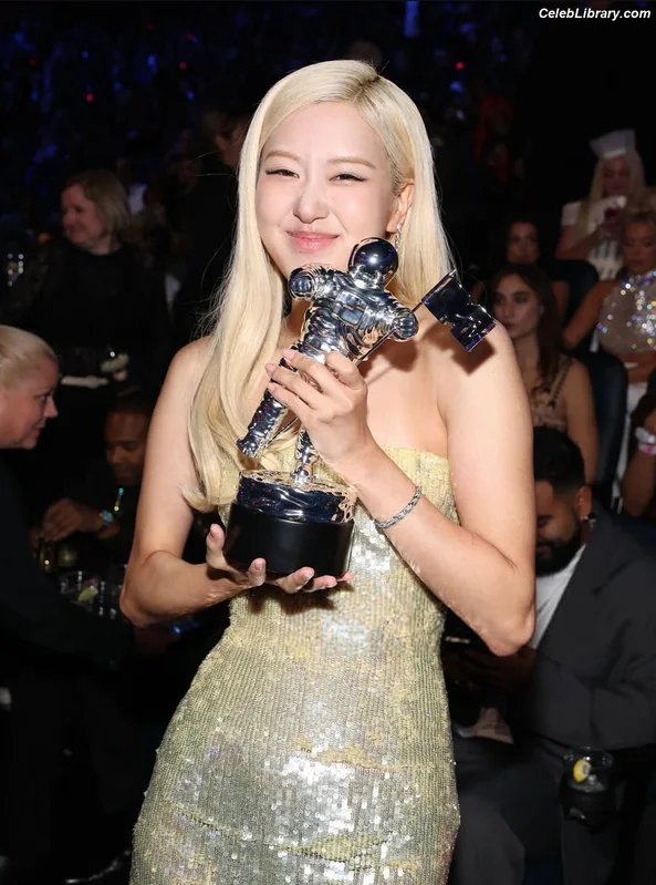 Rosé (BLACKPINK) photo 3 of 4338