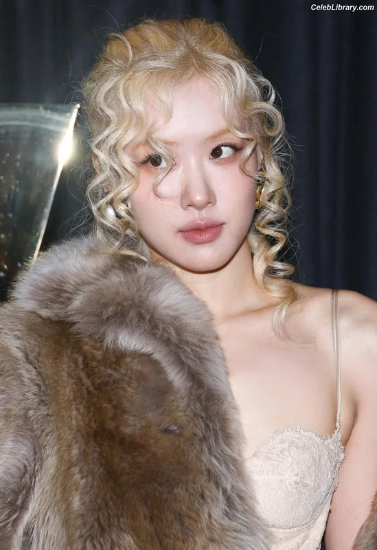 Rosé (BLACKPINK) photo 8 of 4338