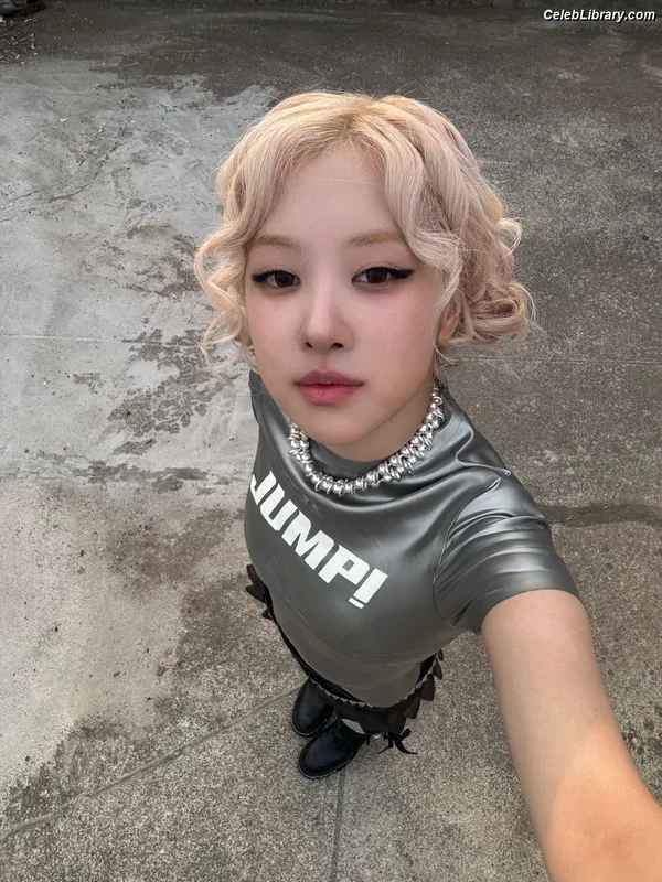 Rosé (BLACKPINK) photo 12 of 4338