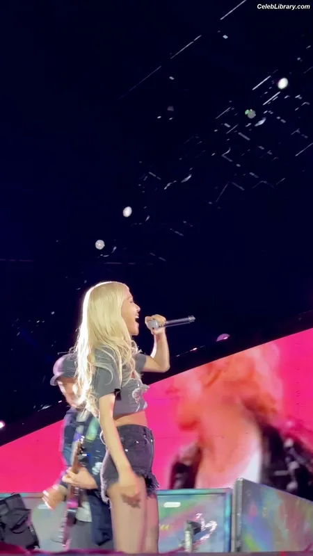 Rosé (BLACKPINK) photo 1 of 4338