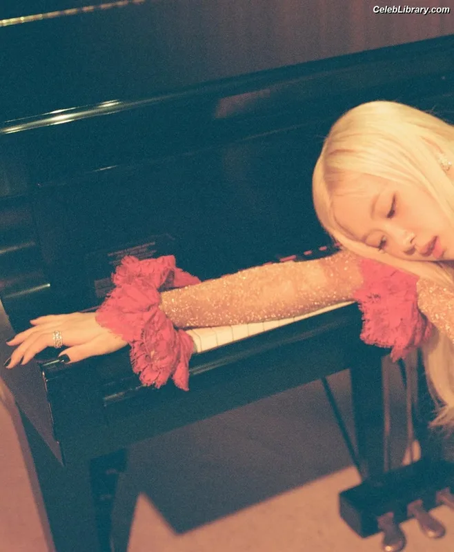 Rosé (BLACKPINK) photo 3 of 4338