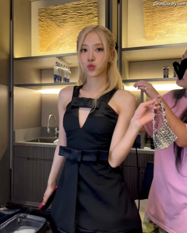 Rosé (BLACKPINK) photo 12 of 4338