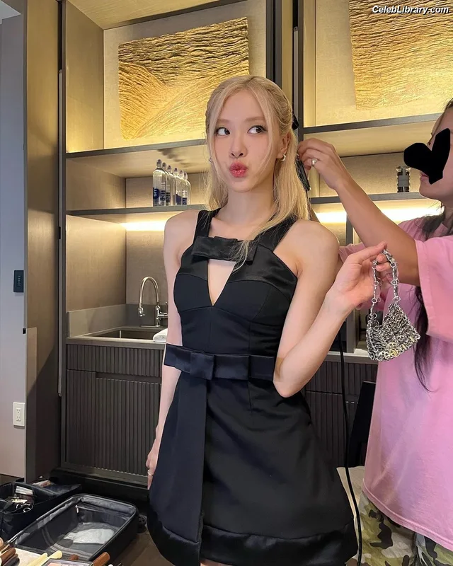 Rosé (BLACKPINK) photo 15 of 4338
