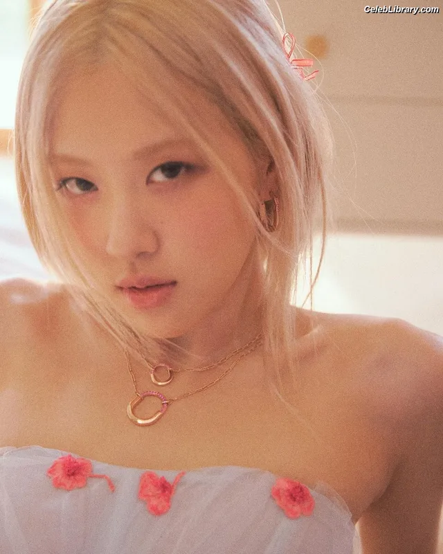 Rosé (BLACKPINK) photo 1 of 4338