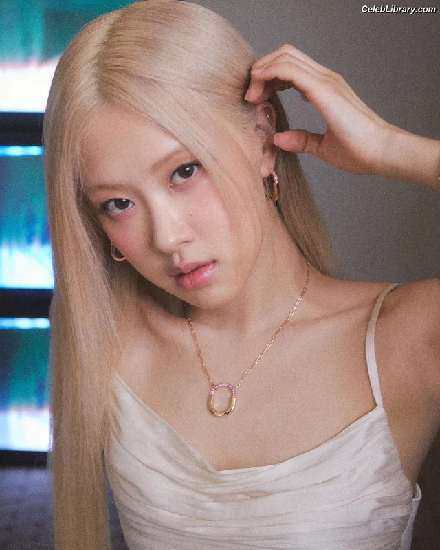 Rosé (BLACKPINK) photo 5 of 4338