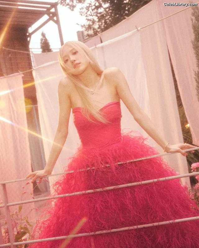 Rosé (BLACKPINK) photo 10 of 4338