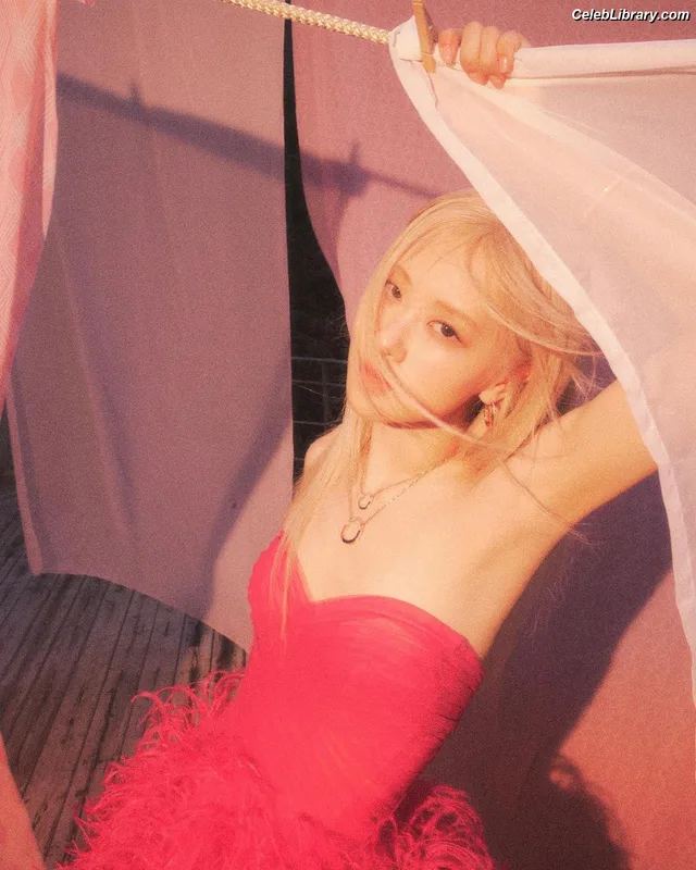 Rosé (BLACKPINK) photo 11 of 4338